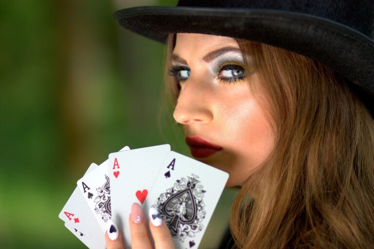 Zwei Spieler beim intensiven Heads-Up Poker Duell am Online-Pokertisch