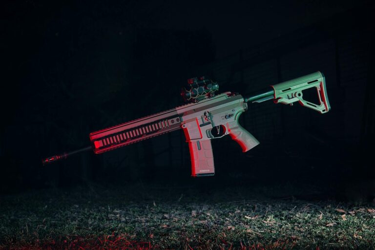 Erfolgreiche Teamtaktiken im Airsoft für spannende gemeinsame Matches Airsoft-Team in taktischer Position bei spannendem gemeinsamen Match im Gelände