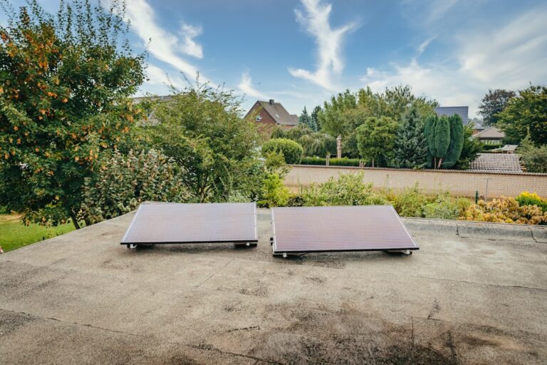 Balkonkraftwerk auf Balkon installiert sorgt für unabhängige Stromversorgung und Kostenersparnis