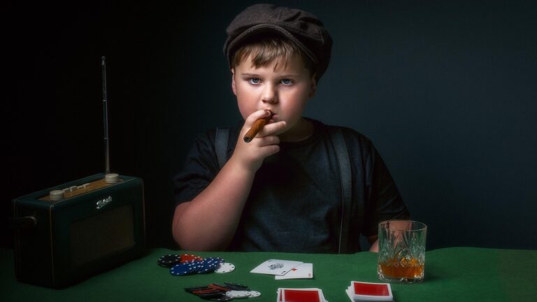 Mann trainiert online Poker am Laptop mit Trainingsplattform und Strategieübersicht