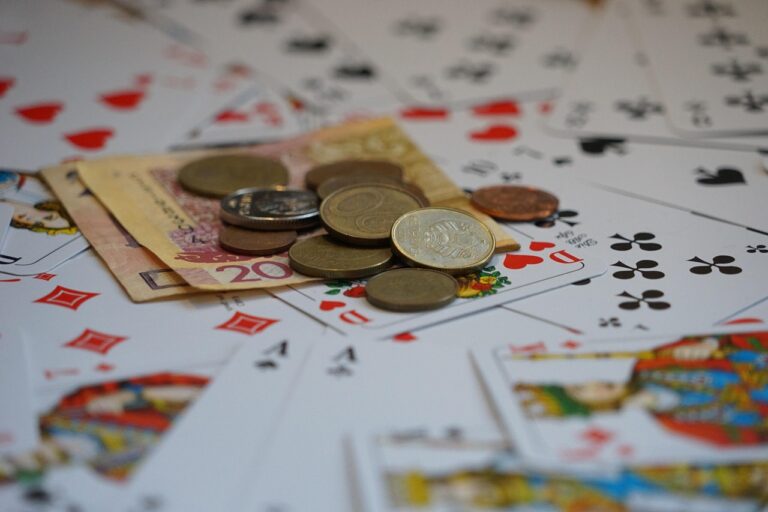 Pokerspieler konzentriert beim Cash Game mit Chips und Karten am Tisch