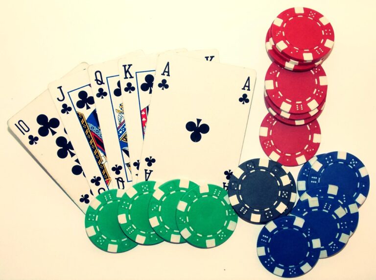Online-Poker Spieler wählt gezielt Starthände für bessere Gewinnchancen