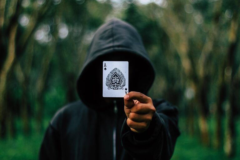 Poker-Einsteiger berechnen Implied Odds für bessere Entscheidungsfindung am Tisch