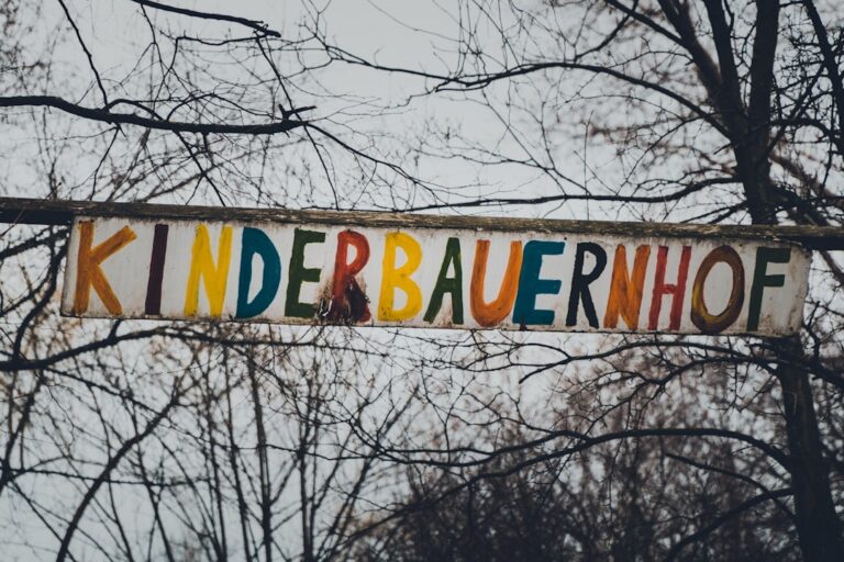 Mann am Pokertisch denkt nach über Kinderwunsch und Lebensentscheidung