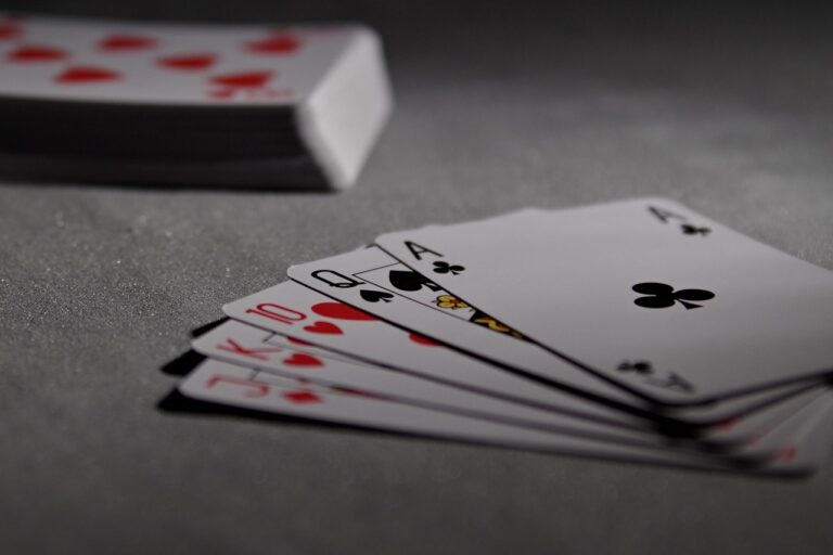 Online-Poker Spieler erkennt mechanisches, präzises Verhalten von automatischen Gegnern