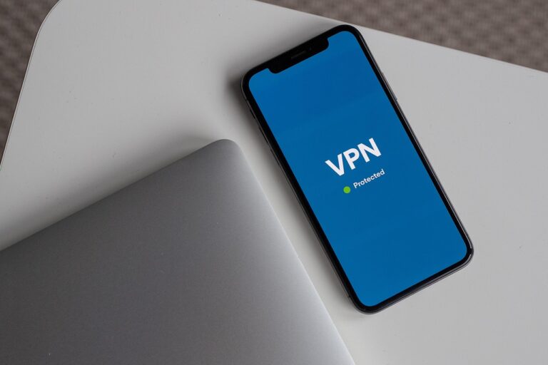 Mann spielt Online Poker sicher mit VPN Schutz vor Datenüberwachung