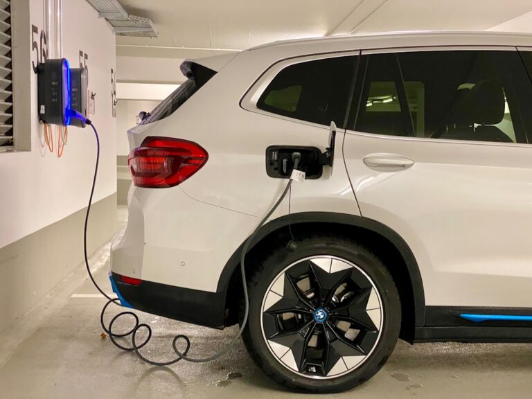 Wallbox Förderung und Installation für Mehrfamilienhäuser verstehen Wallbox-Installation und Förderung für nachhaltige Ladeinfrastruktur in Mehrfamilienhäusern
